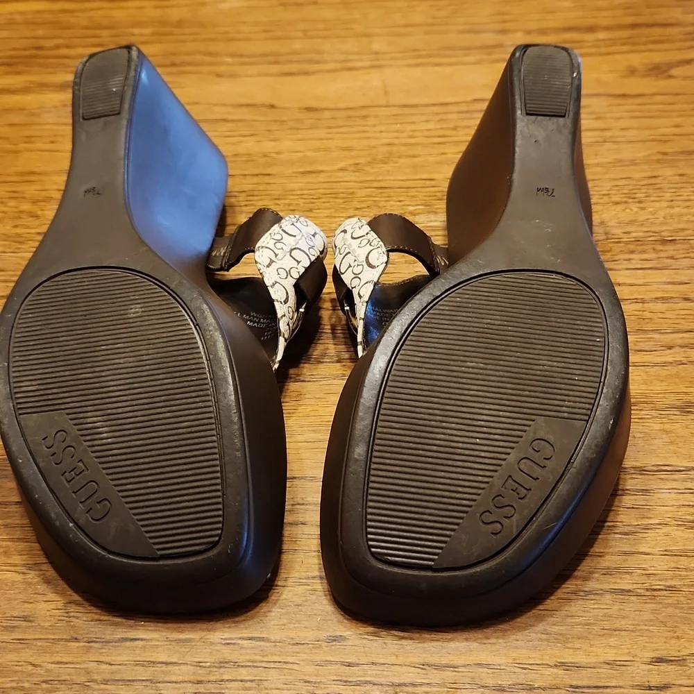 Guess Wedge Thong Sandels Size 7.5